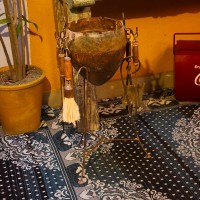 Vintage style sigdi barbeque grill stand Vintage style sigdi barbeque grill stand