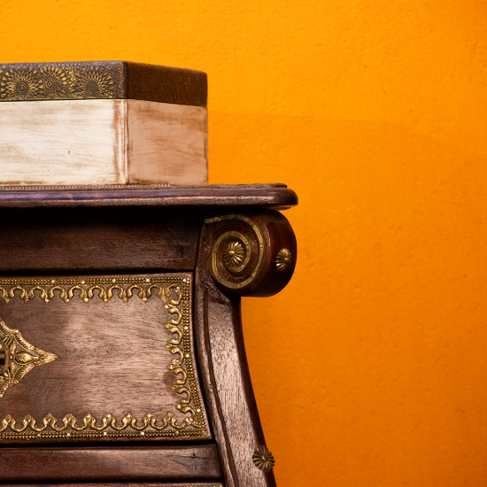 colonial bedside chest of three drawers hand-crafted wood finish Indune colonial bedside chest of three drawers hand-crafted wood finish Indune