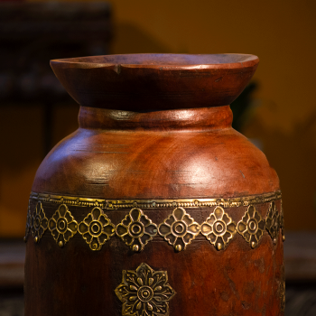 Polished brown wooden pot – handcrafted wooden planter front view Polished brown wooden pot – handcrafted wooden planter front view