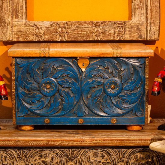 Dark blue wooden treasure box 22x12x13 inch – vintage storage chest front view Dark blue wooden treasure box 22x12x13 inch – vintage storage chest front view