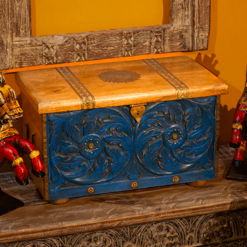 Dark blue wooden treasure box 22x12x13 inch – vintage storage chest front view Dark blue wooden treasure box 22x12x13 inch – vintage storage chest front view