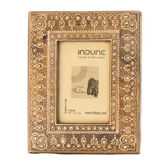 Natural Wood Photo Frame with embossed white coneart and beads Natural Wood Photo Frame with embossed white coneart and beads