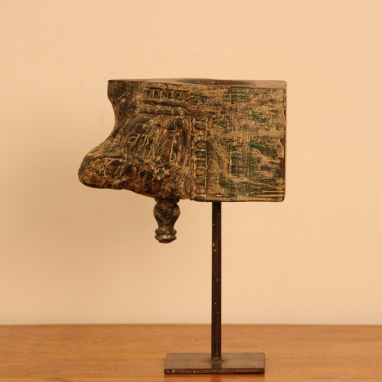 Antique Carved Wooden Bracket Fragment – Bright Green Genuine antique wooden bracket fragment with traces of original bright green pigment, hand-carved scrollwork edge detailing, mounted upright as a standalone decor piece.