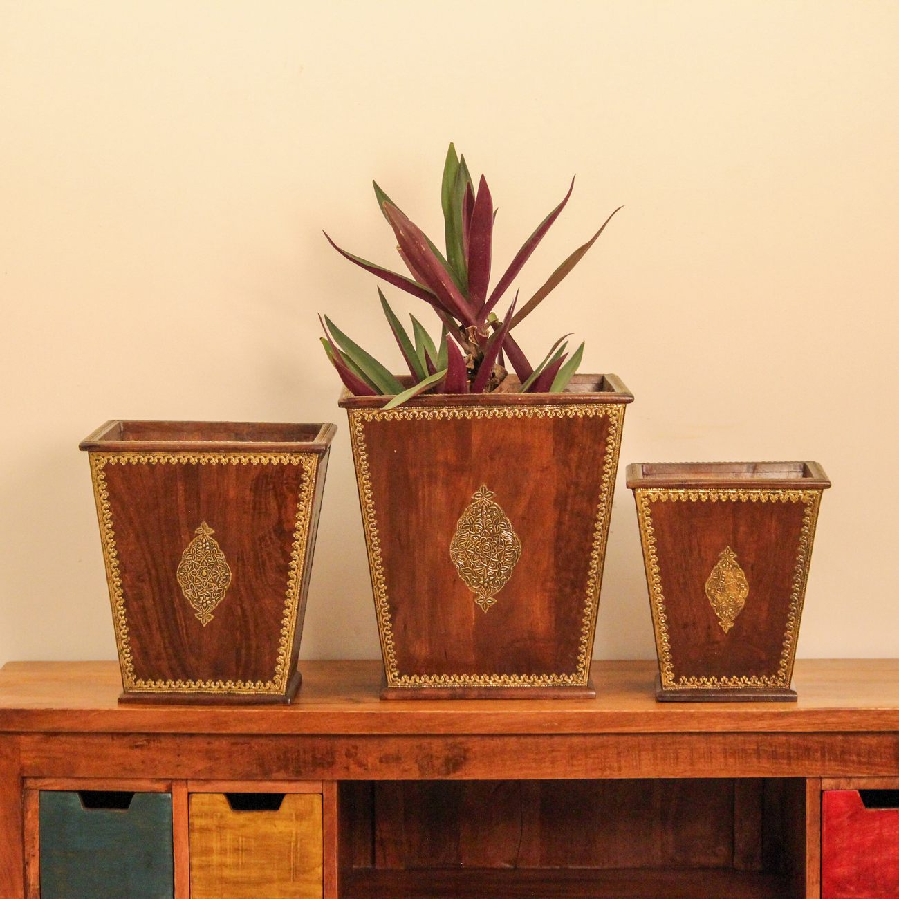Set of 3 Wooden Planter Pot with Brass Embossing – Brown Polish Set of 3 Wooden Planter Pot with Brass Embossing – Brown Polish