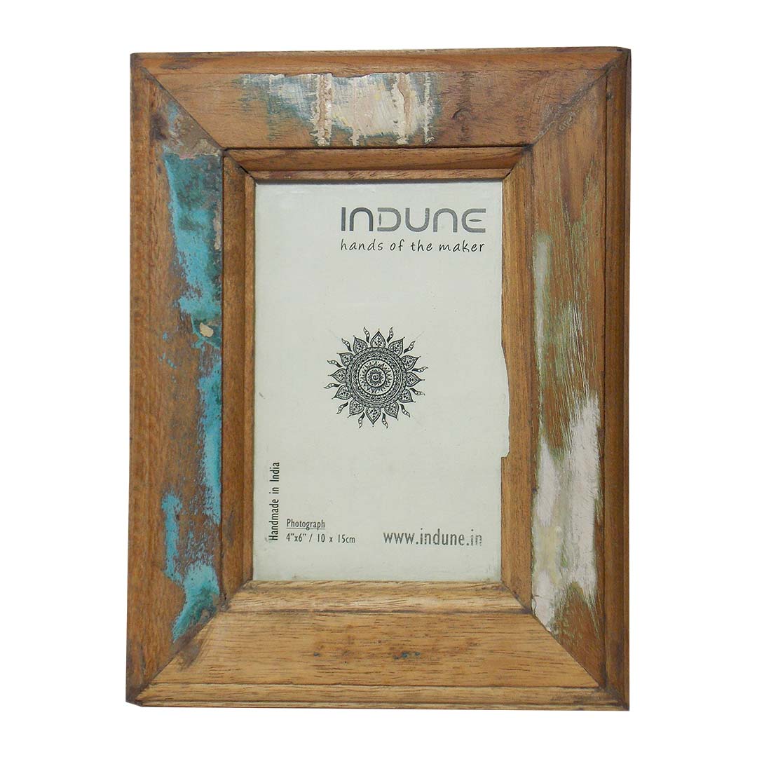 Weathered Reclaimed Wood Photo Frame. Photo 4 x 6 Inches